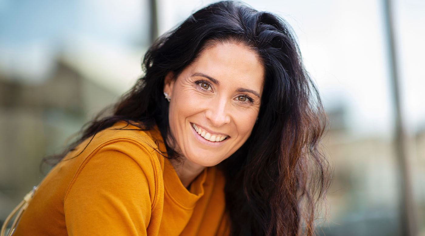 Lächelnde Person mit hellen Zähnen, Nahaufnahme